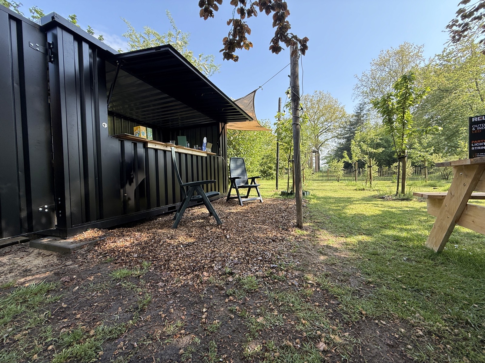 Onze zwarte containerbar met self-service koffie en thee