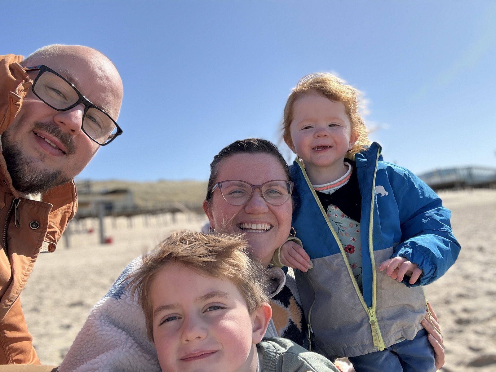 Niels, Janny, Max en Emma op het strand